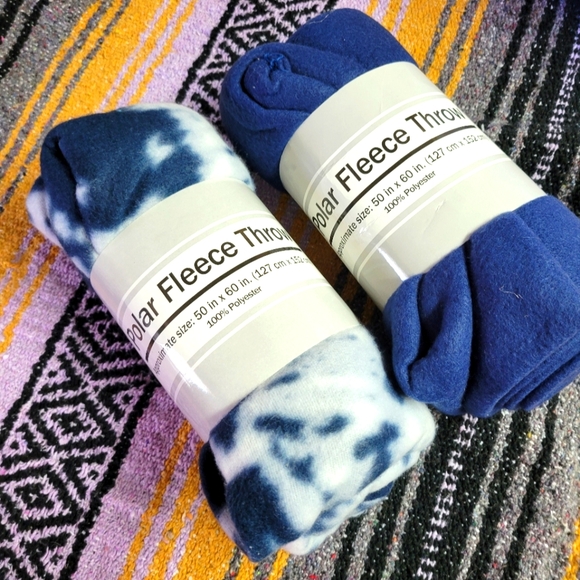 NWT lot of 2 polar fleece throws 50×60 clouds and navy blue - Picture 2 of 5